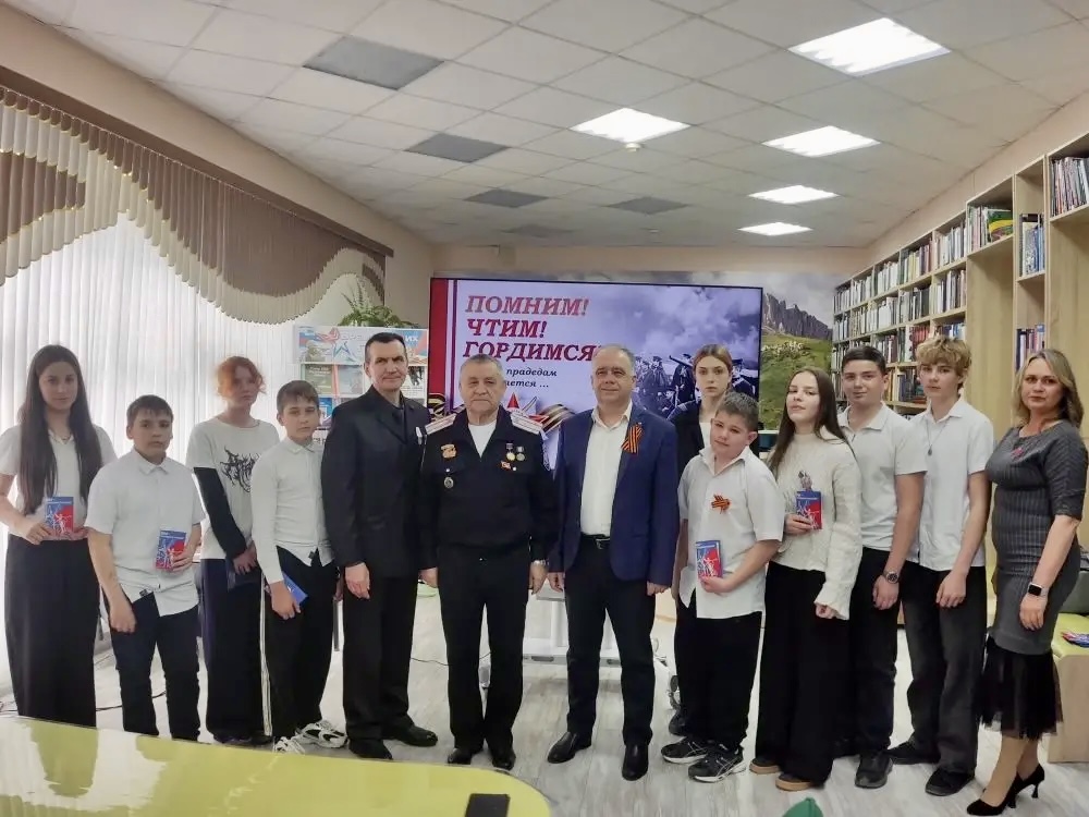 В Мостовском полицейские и общественники вручили паспорта юным гражданам района
