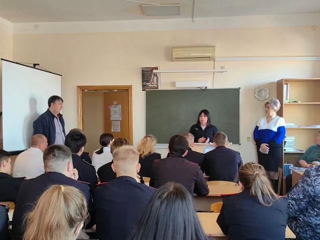 В рамках ярмарки вакансий в филиал "Анапского индустриального техникума" прибыли полицейские