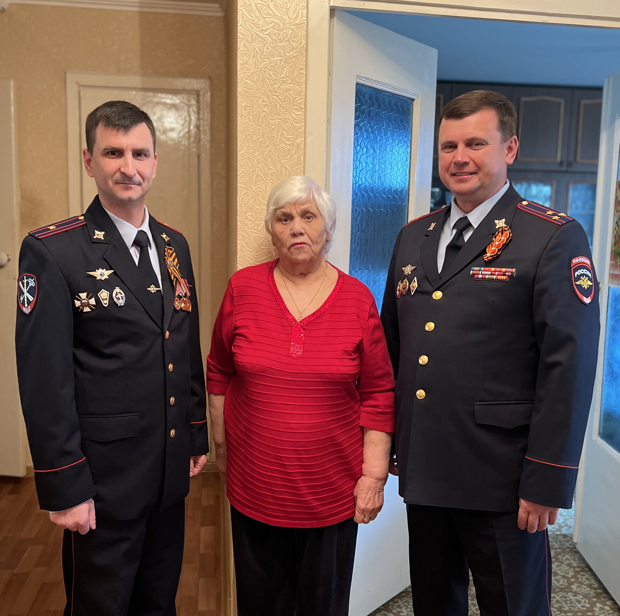 Сотрудники районной полиции поздравили блокадницу Ленинграда с наступающим праздником Днем Победы
