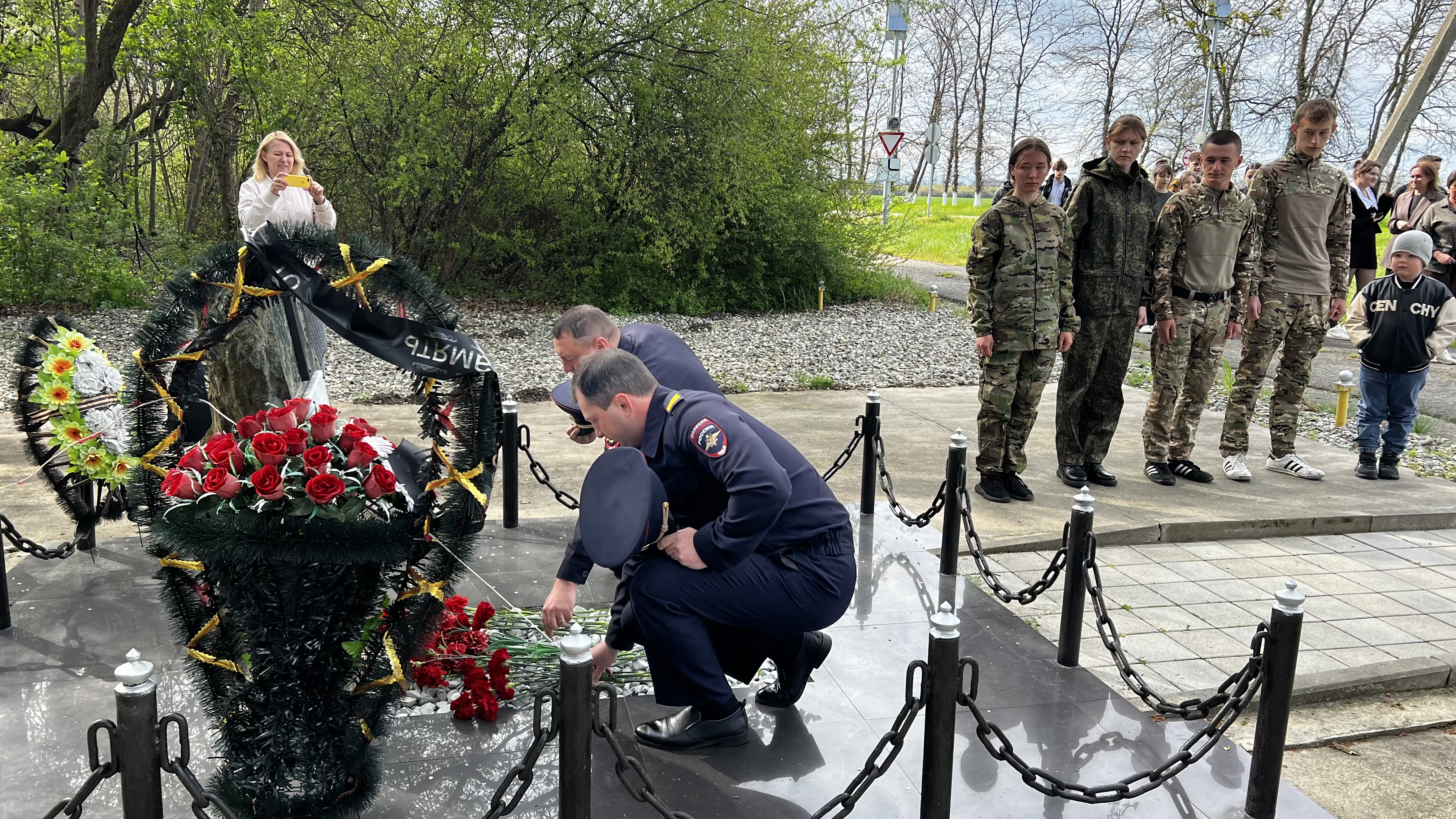 В Мостовском районе полицейские и ветераны почтили память жертв геноцида советского народа
