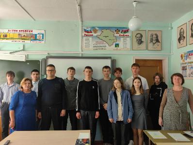 В рамках акции "Один день с сотрудником ПДН" состоялась встреча инспектора ПДН Александра Переверзы с учащимися старших классов МБОУ СОШ №29 пгт. Мостовского.