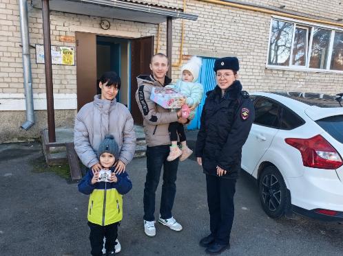 Сотрудники полиции Мостовского района поддержали Всероссийскую благотворительную акцию «Полицейский Дед Мороз»