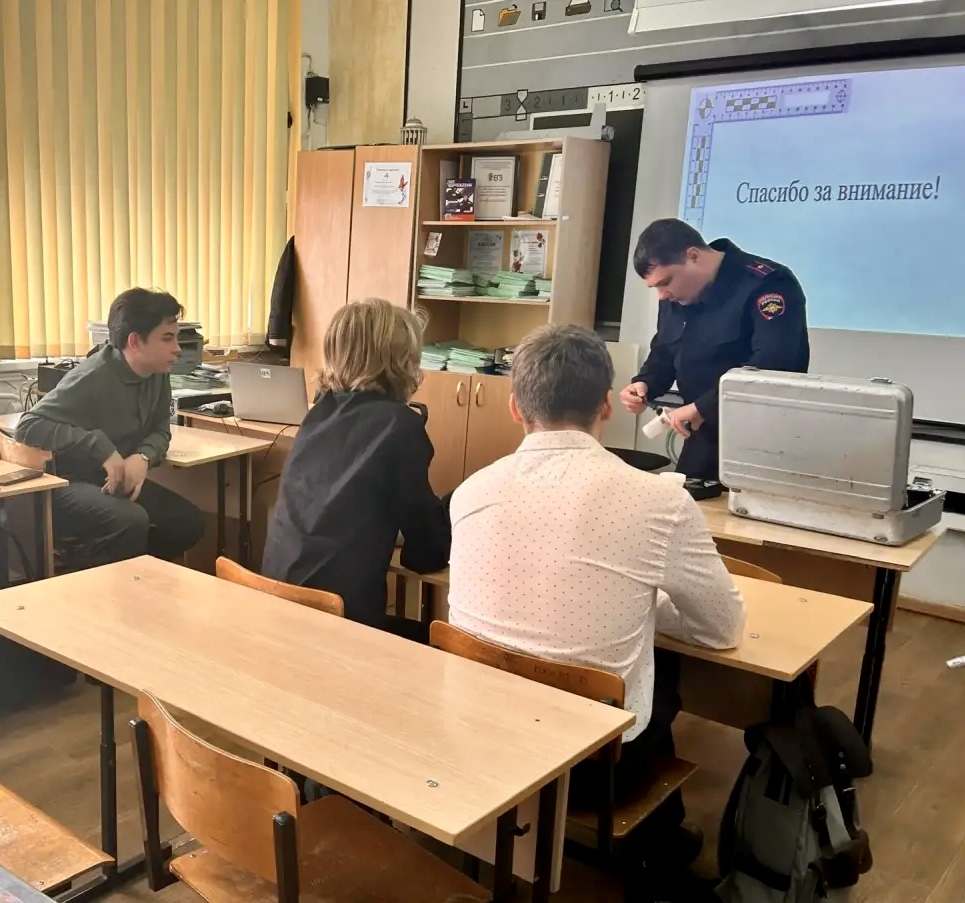 Начальник экспертно-криминалистической группы познакомил школьников со своей профессией